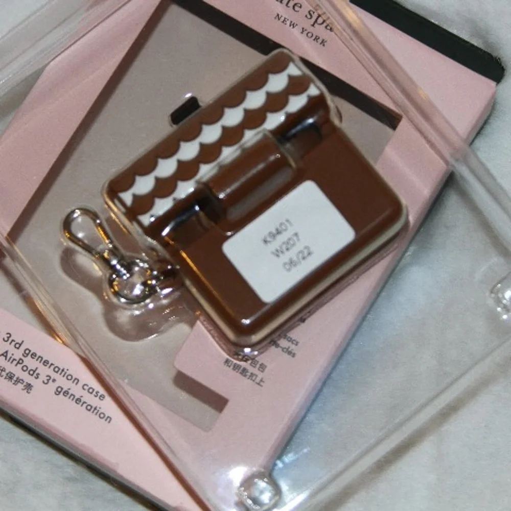 NWT Kate Spade Novelty Gingerbread House Silicon Airpod case